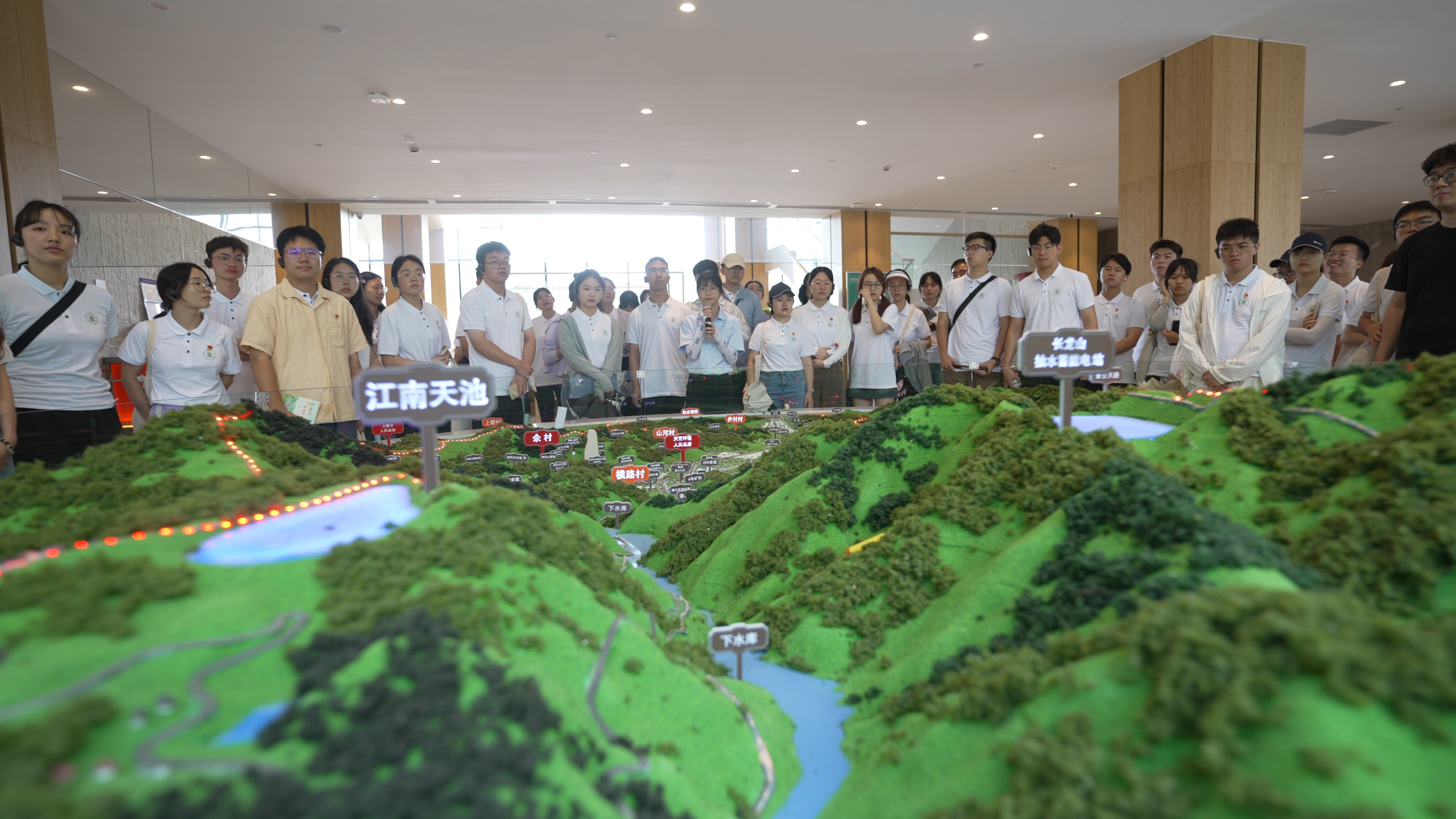 实践团成员参观安吉县鸟瞰模型(通讯员 戴壮 摄)