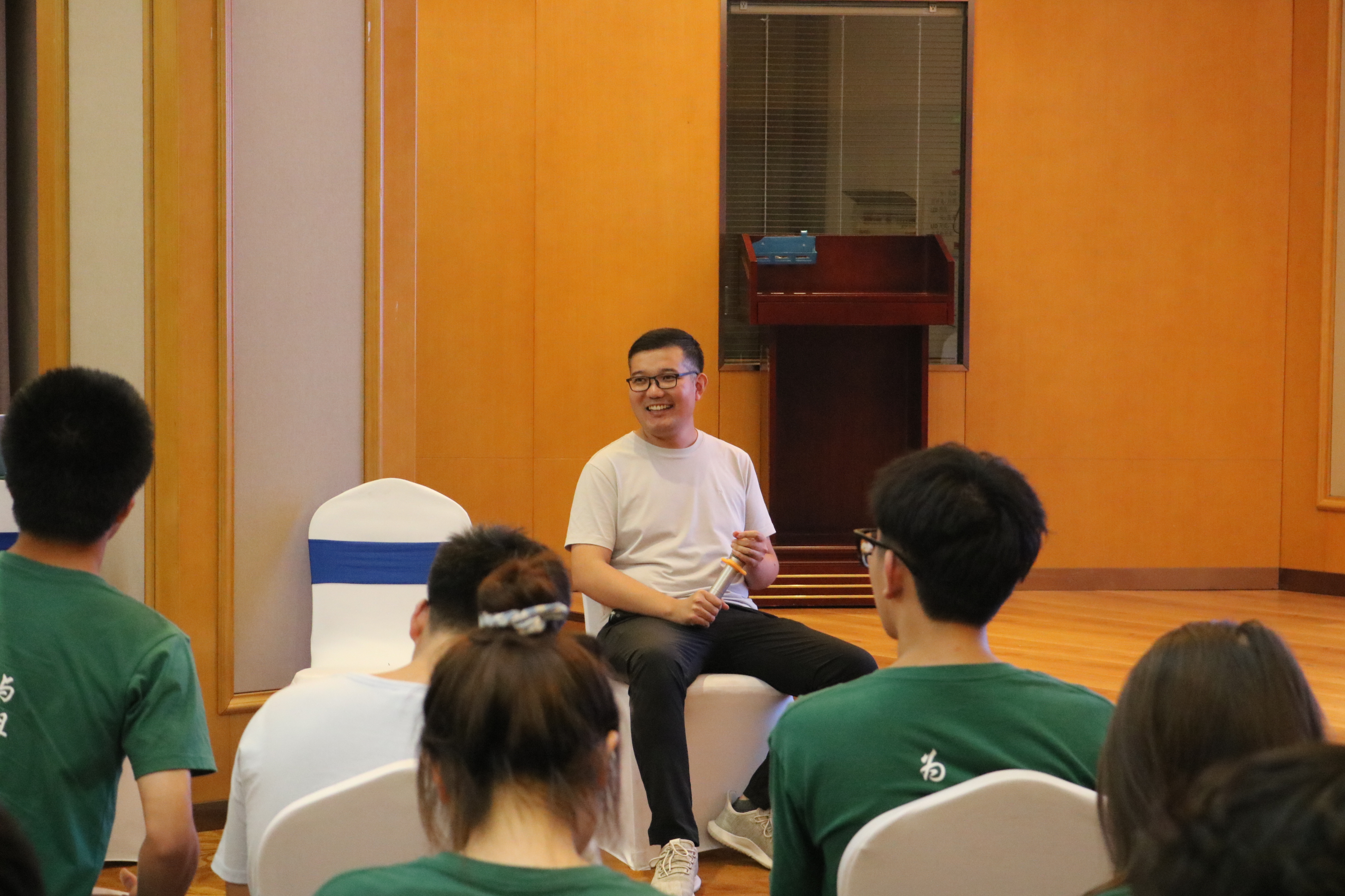 伟德中国官网入口教师王亚奇与同学们漫谈红色基因（通讯员 余梓源 摄）