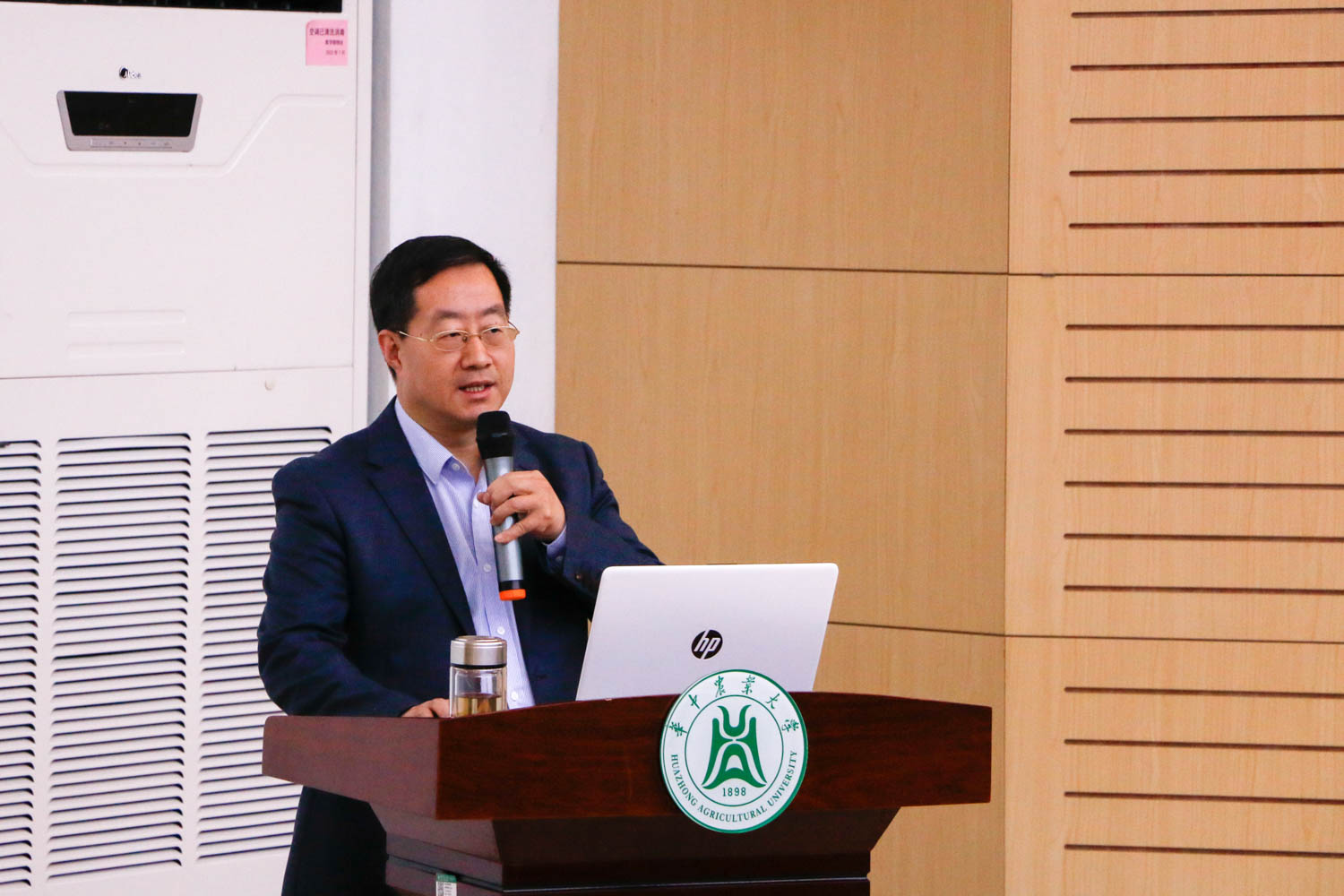 伟德中国官网入口经理梁伟军作报告(通讯员 周子恒 摄)