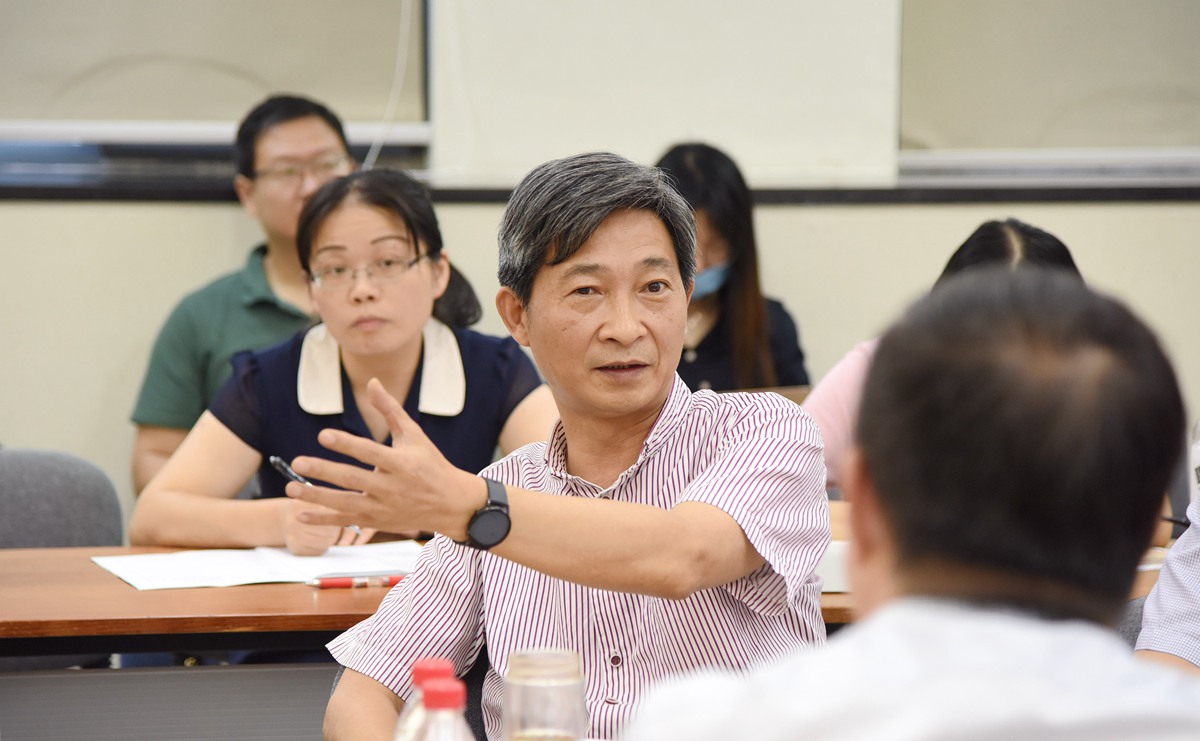 公司党委书记高翅与伟德中国官网入口教师交流（匡敏 摄）_副本
